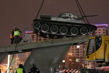 Фото: Стоявший возле кадетского училища в Кемерове легендарный танк перевезли на новое место 3