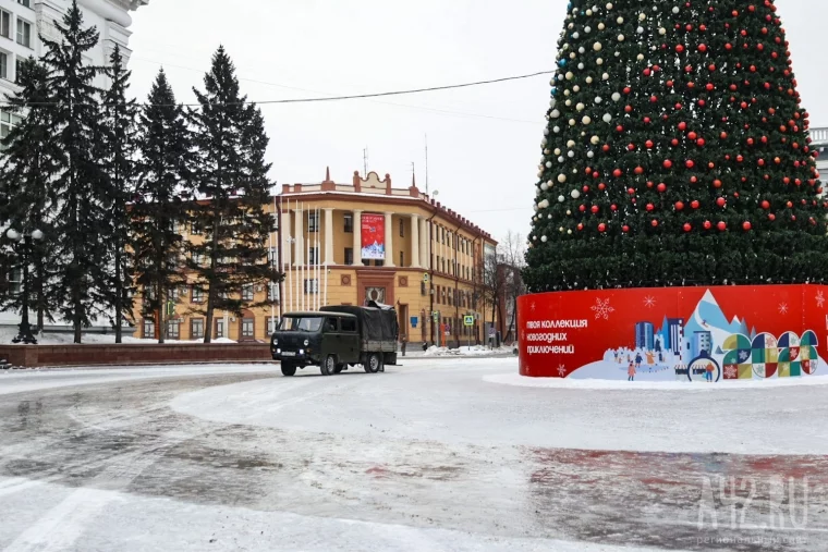 Фото: В Кемерове на площади Советов начали ставить торговые павильоны и заливать каток 19