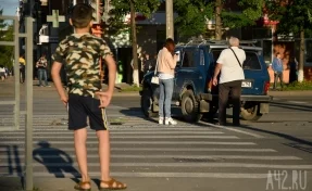 В центре Кемерова «Нива» опрокинулась после столкновения с BMW