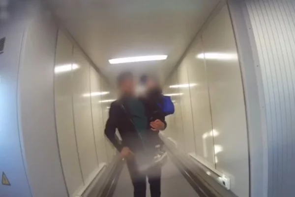 В аэропорту Новокузнецка с самолёта сняли пьяного дебошира с ребёнком