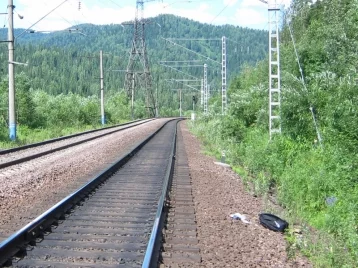 Фото: В Кузбассе грузовой поезд насмерть сбил мужчину 1