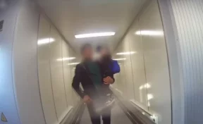 В аэропорту Новокузнецка с самолёта сняли пьяного дебошира с ребёнком