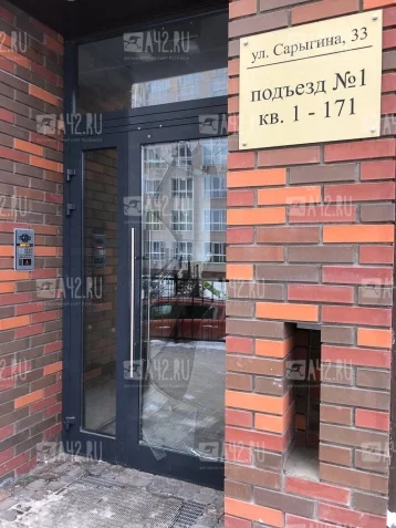 Фото: Кемеровчане возмущены: вандалы третий раз разбили входную дверь в новостройке по улице Сарыгина 1