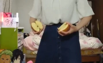Фото: Японка поразила пользователей Сети трюком с яблоком  1