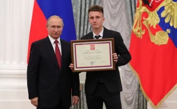 Фото: Путин вручил награду кузбасскому футболисту Александру Головину 1