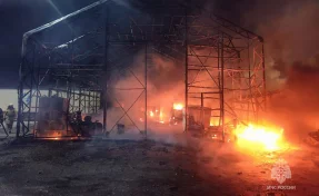 Гаражный бокс вспыхнул в Красноярске на площади 850 квадратных метров