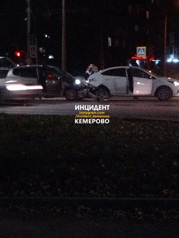 Фото: В Кемерове на проспекте Ленина столкнулись Hyundai и Honda 1