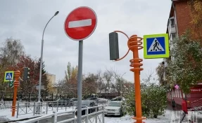 В кузбасском городе автомобиль врезался в дорожный знак посреди перекрёстка