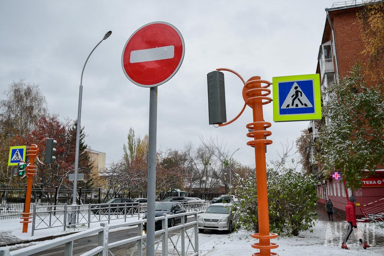 В кузбасском городе автомобиль врезался в дорожный знак посреди перекрёстка