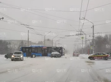 Фото: Очевидцы: автобус и автомобиль столкнулись на оживлённом перекрёстке в Кемерове 1