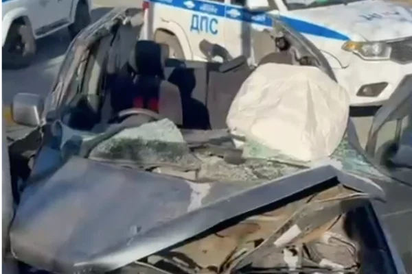 В ДТП с автокраном погибли врач и водитель детской поликлиники, ещё один человек в реанимации