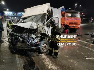 Фото: На перекрёстке в Кемерове столкнулись КамАЗ и «Газель» 1