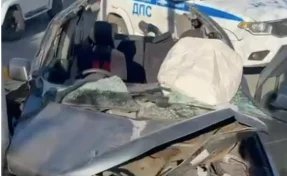 В ДТП с автокраном погибли врач и водитель детской поликлиники, ещё один человек в реанимации