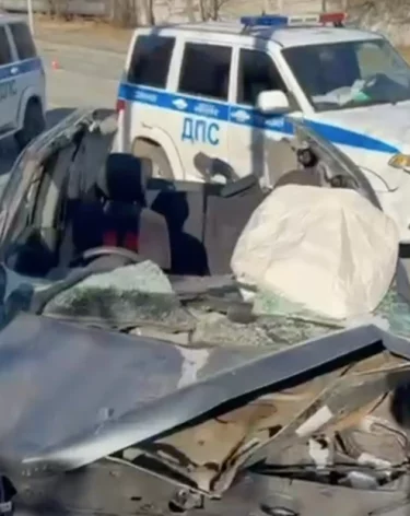 В ДТП с автокраном погибли врач и водитель детской поликлиники, ещё один человек в реанимации