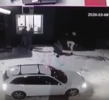 Фото: В Кузбассе избиение мужчины попало на видео 1