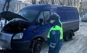 Сотрудники Госавтоинспекции Кузбасса помогли водителю сдвинуться с места