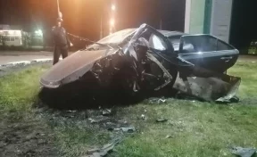 В кузбасском городе после ДТП смяло Toyota, погибли два человека