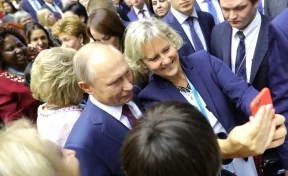 В Санкт-Петербурге иностранные дамы «захватили» Путина ради селфи