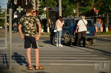 Фото: В центре Кемерова «Нива» опрокинулась после столкновения с BMW 1