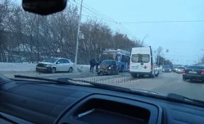 Кузбасский мост в Кемерове встал в пробке из-за серьёзного ДТП со скорой