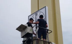 «Исторический момент»: в Кемерове начали устанавливать часы на стелу в Кировском районе