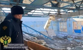 Во Владивостоке рухнул потолок школьного бассейна, о состоянии которого подавали в суд на мэрию