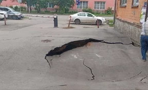 В Красноярске жителей пятиэтажного дома эвакуировали из-за провала грунта возле подъезда