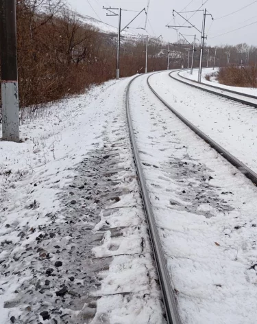 В Кузбассе 25-летний мужчина попал под поезд и выжил