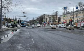 В Новокузнецке перекрыли участок улицы из-за угрозы падения на дорогу листов кровли