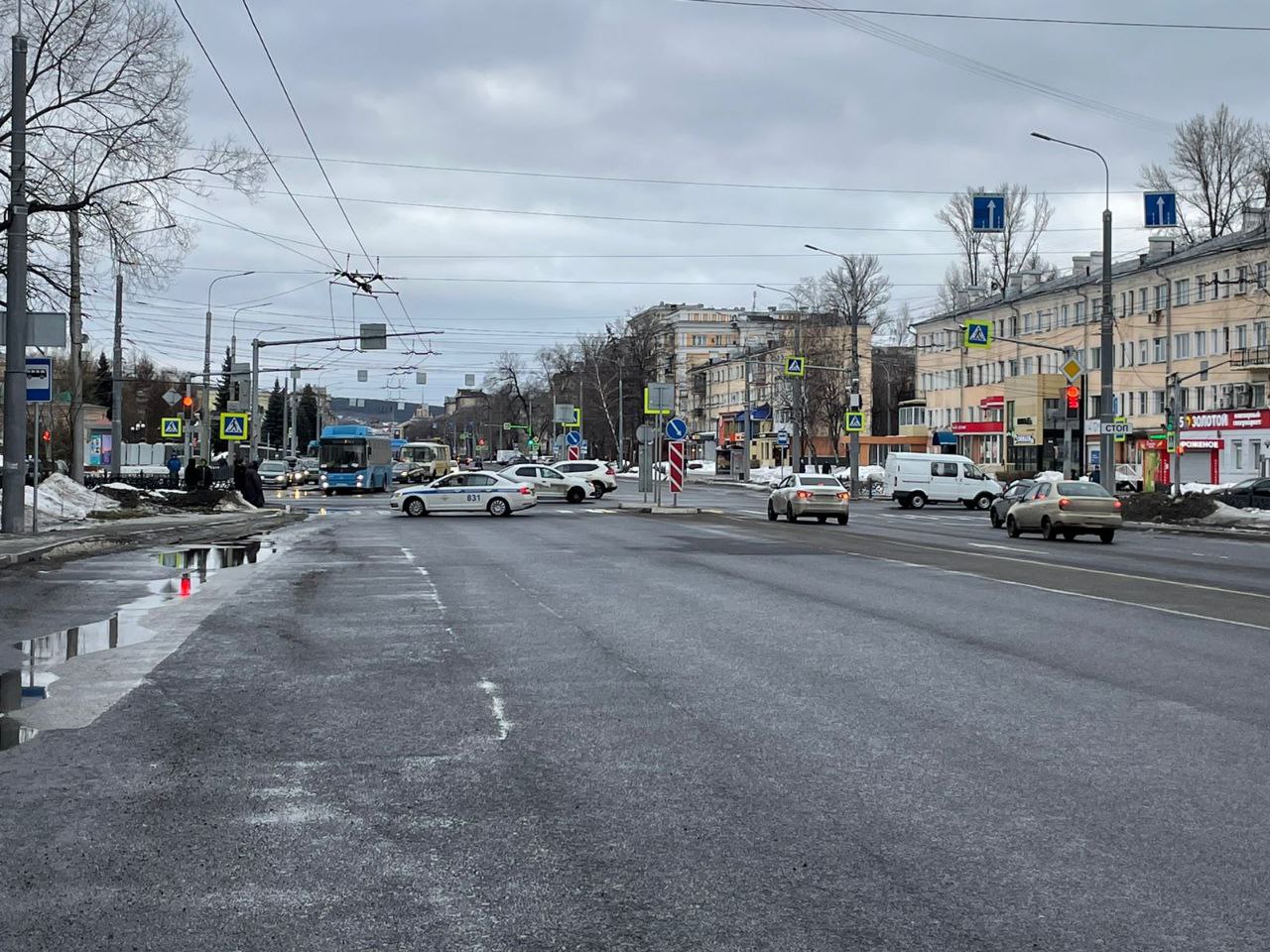 В Новокузнецке перекрыли участок улицы из-за угрозы падения на дорогу листов кровли