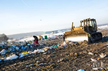 Фото: Кемеровчане возмутились огромной свалкой мусора возле детской площадки 1