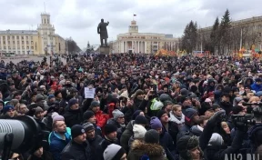 «Я не буду молчать»: репортаж с митинга на площади Советов