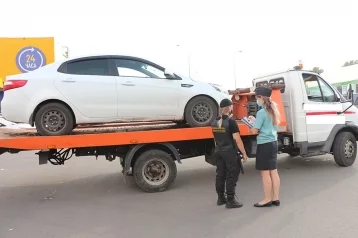 Фото: В Кемерове приставы арестовали три автомобиля на парковке ТЦ 1