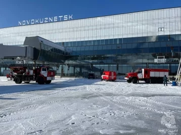 Фото: 36 пожарных ликвидировали открытый огонь в аэропорту Новокузнецка  1