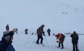 На популярном российском горнолыжном курорте снежная лавина накрыла людей 