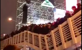 Опубликовано видео обрушения пешеходного моста в Москве