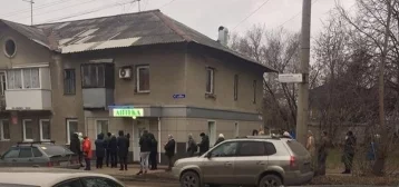 Фото: Жители Кемерова выстроились в длинную очередь в аптеку 1