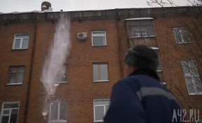 В России наледь с крыши рухнула на коляску с младенцем