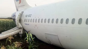 Фото: СМИ: из аварийно севшего в Подмосковье самолёта вытекло около тонны топлива 1
