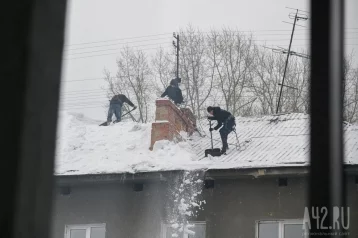 Фото: В Кузбассе работник управляющей компании разбился насмерть во время уборки снега с крыши 1
