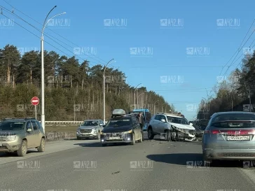 Фото: В Кемерове на улице Терешковой столкнулись две иномарки 1