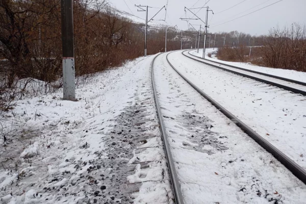 В Кузбассе 25-летний мужчина попал под поезд и выжил