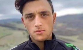 В Италии 22-летний велогонщик упал перед финишем и умер