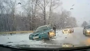 Фото: В Кузбассе машина сбила сотрудника ГИБДД, момент аварии попал на видео 1