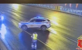 Водитель на Mercedes вылетел на разведённый Дворцовый мост, пробив ограждение