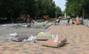 В Кемерове начали укладывать новую тротуарную плитку на Весенней улице