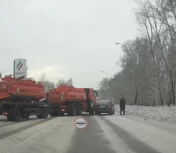 Фото: ДТП с бензовозом заблокировало дорогу в Кузбассе 1