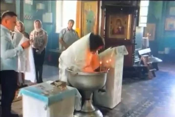 Фото: Священника из Гатчины отстранили от служения после скандального крещения ребёнка 1