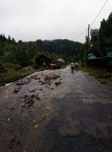 Фото: В Кузбассе прокуратура заинтересовалась вышедшим из берегов ручьём, затопившим посёлок 3