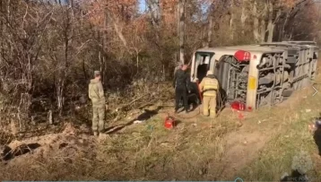 Фото: В Приморье ехавший из Китая автобус с туристами съехал в кювет, двое погибли 1